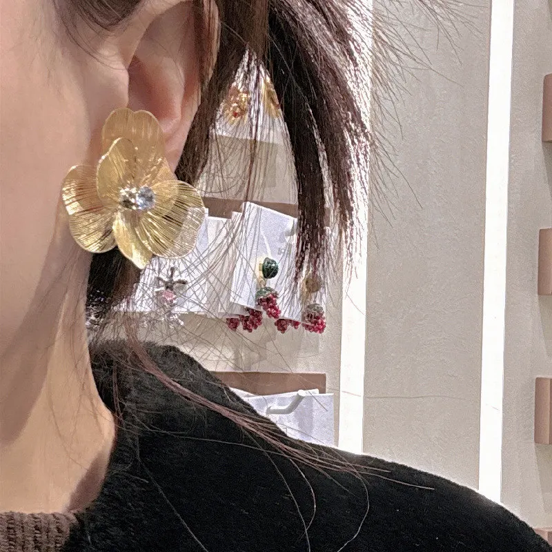 2024 Fashion Hollow Gold Color Metal Earrings for Women Large Exaggerated Flower Stud Earrings Jewelry Gifts Wholesale