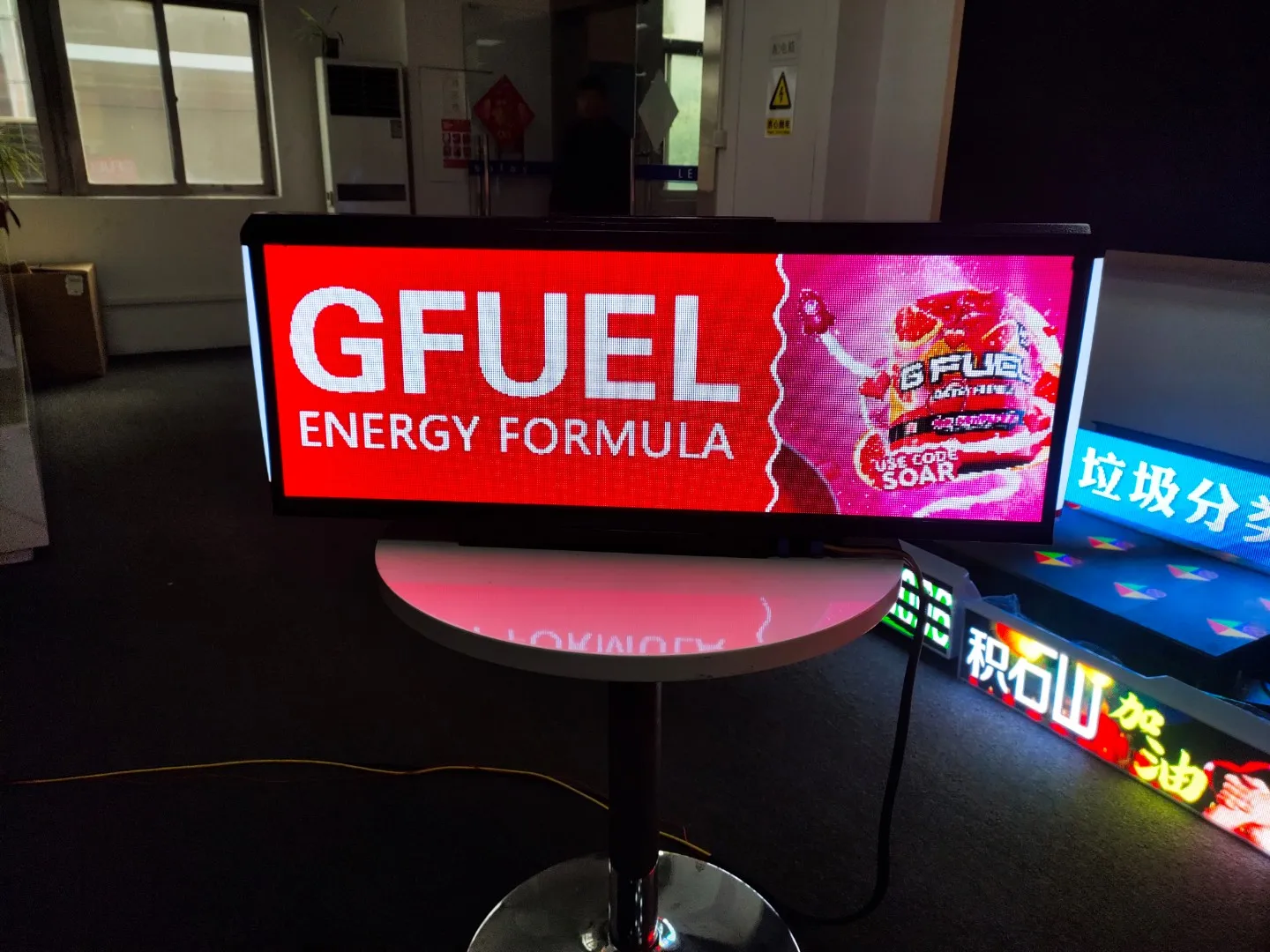 Hohe Helligkeit P2.5 LED-Außendisplay für Taxi-Oberteile, doppelseitig, mit Lichtsensor, 1106 x 408 x 141 mm Abmessungen