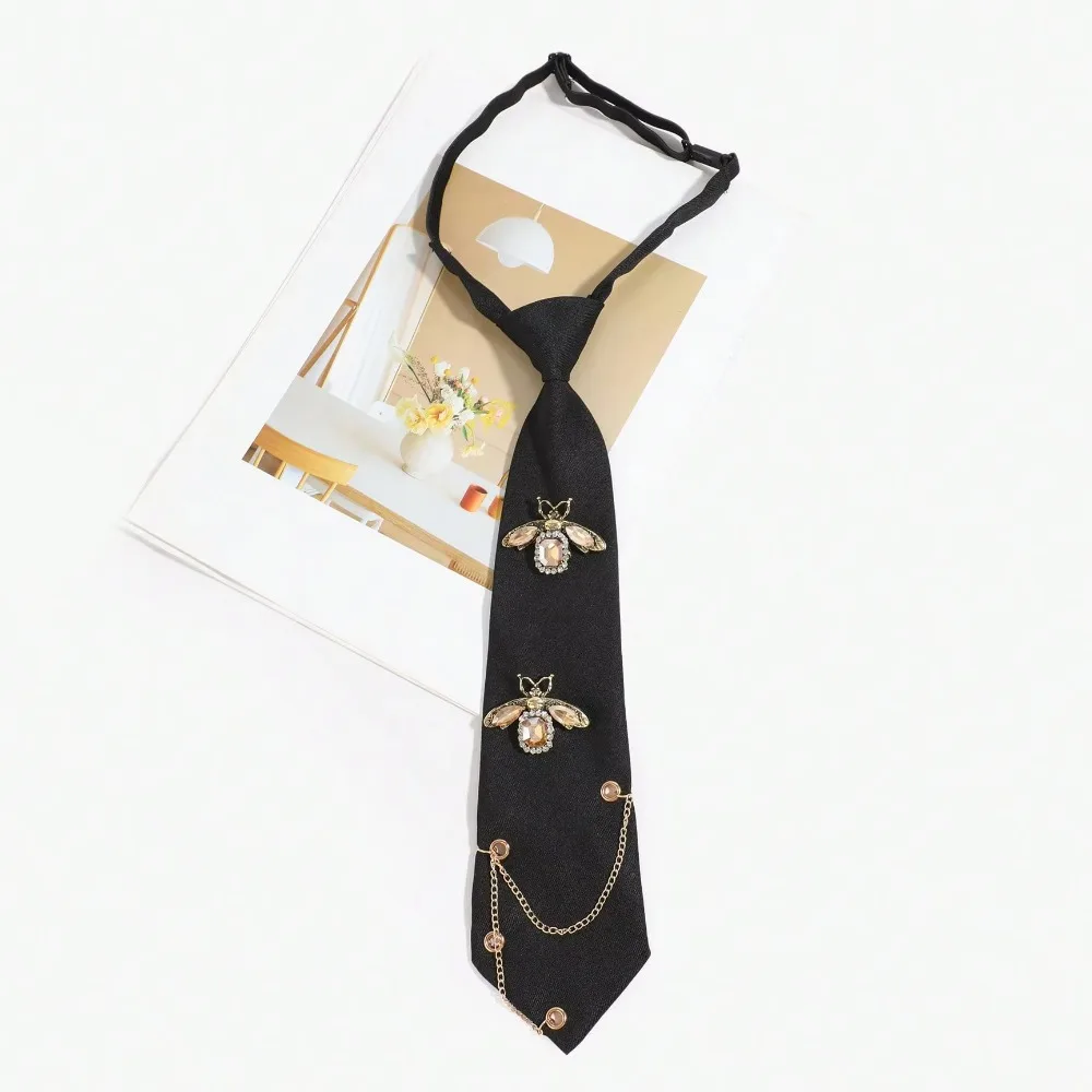 Korean Bee Metal Chain Pre Tied Necktie Glossy Ribbon Tie with Bee Badge JK College Style Shirt Collar Accessory