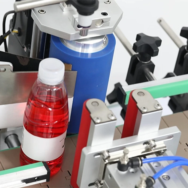 

Полуавтоматическая машина для наклеивания этикеток на круглые бутылки с конвейерной лентой и автоматическим датчиком для пластиковых и стеклянных бутылок (на заказ)