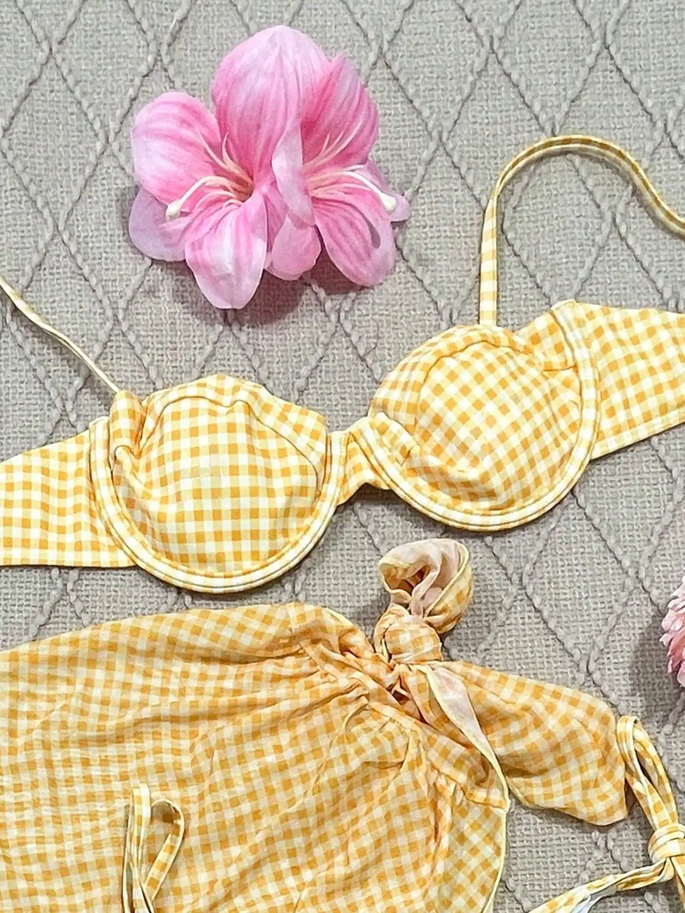 

Желтое клетчатое бикини из двух частей с юбкой-накидкой на завязках для летних пляжных и бассейновых вечеринок