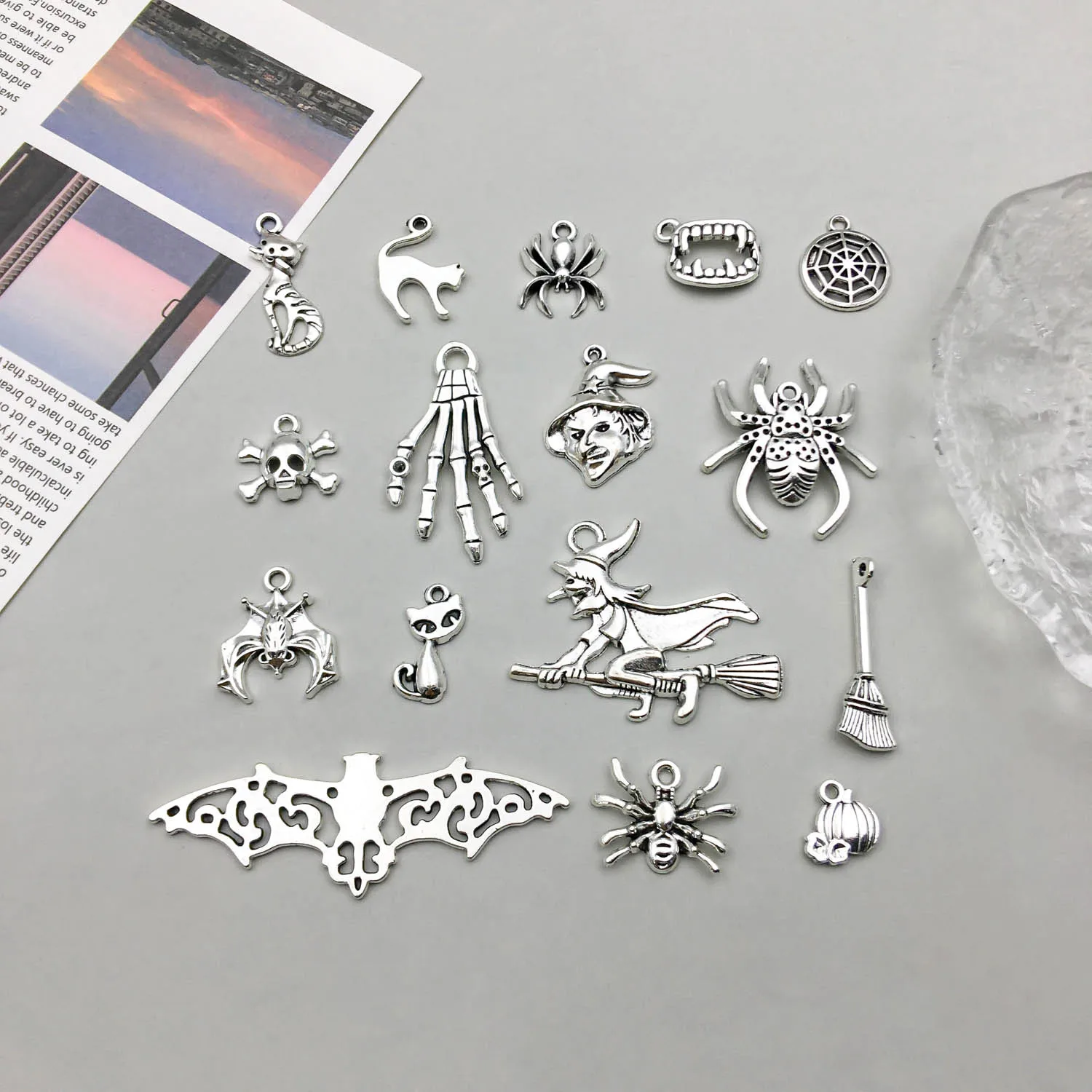 10-teiliges Halloween-Kollektionsset aus antikem Silber-Zinklegierungsanhänger, universelles Accessoire, geeignet für die Herstellung verschiedener DIY-Schmuck