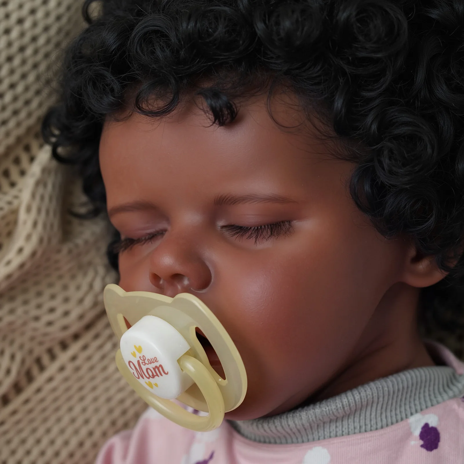 Muñecas realistas para bebés recién nacidos, color negro, cuerpo y rizos suaves para bebés de 17 pulgadas, muñeca realista para recién nacidos con caja de regalo para niños mayores de 3 años