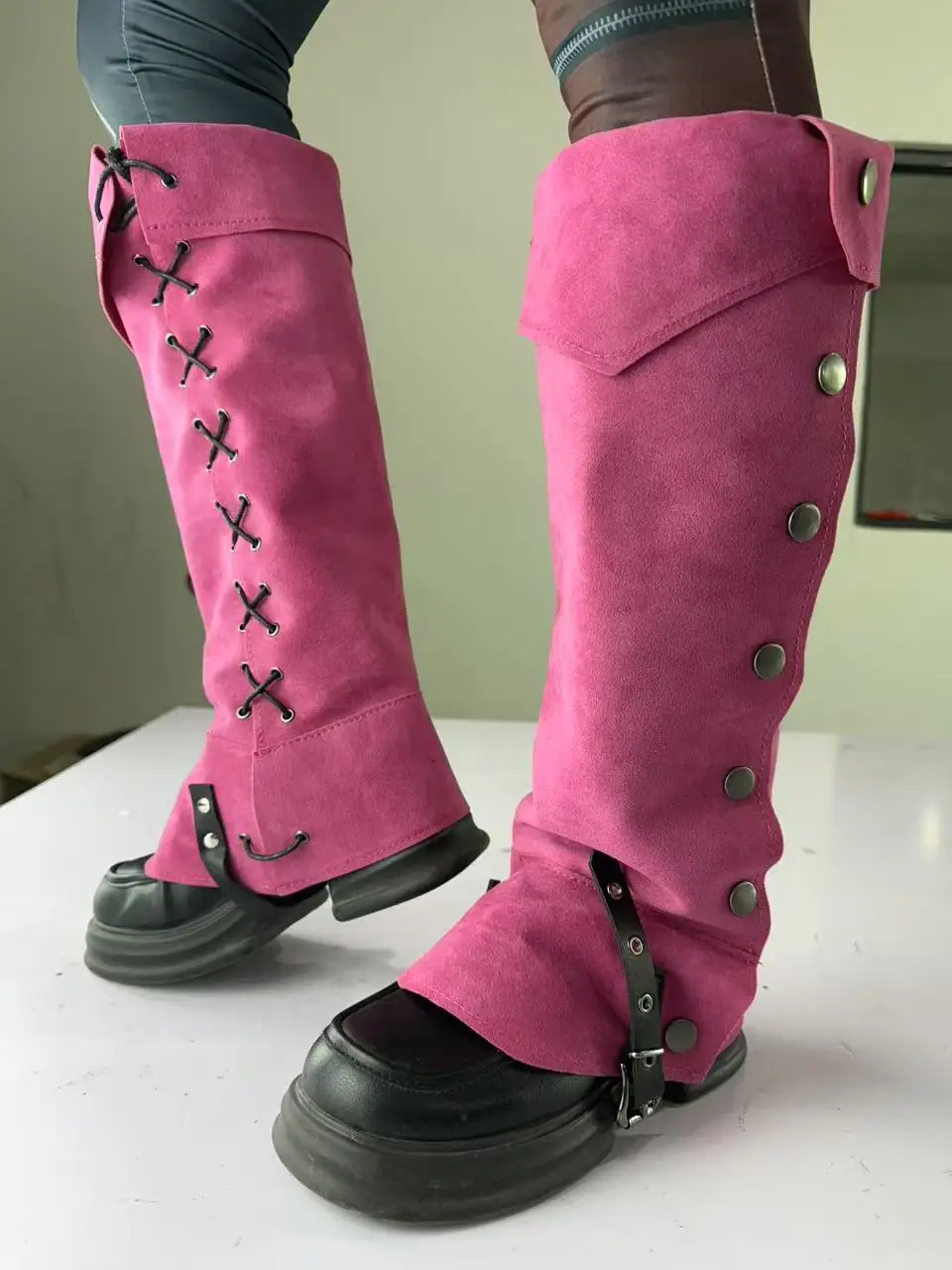 รองเท้าบูทวิคิ้งก์สีเขียวสไตล์ยุคกลางยุคเรอเนซองส์สำหรับฮาโลวีน ปลอกหุ้มรองเท้าสูงแบบนักเดินทะเล ปลอกหุ้มรองเท้าบูทแบบนักเดินทะเล ปลอกหุ้มรองเท้าบูทแบบทหาร รองเท้าบูทแบบเบา