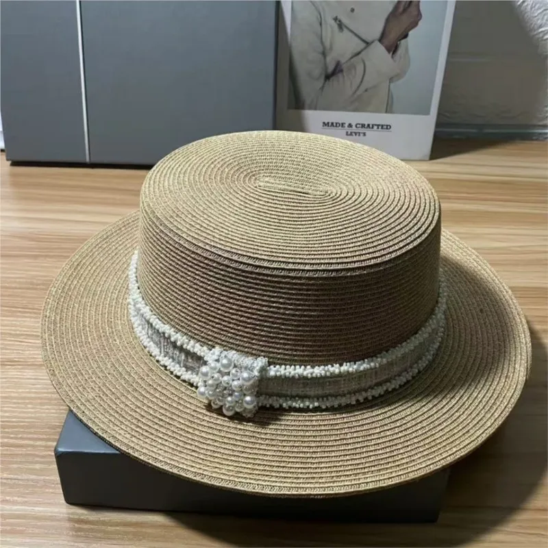 

A flat-topped top hat for women to go out and vacation on the