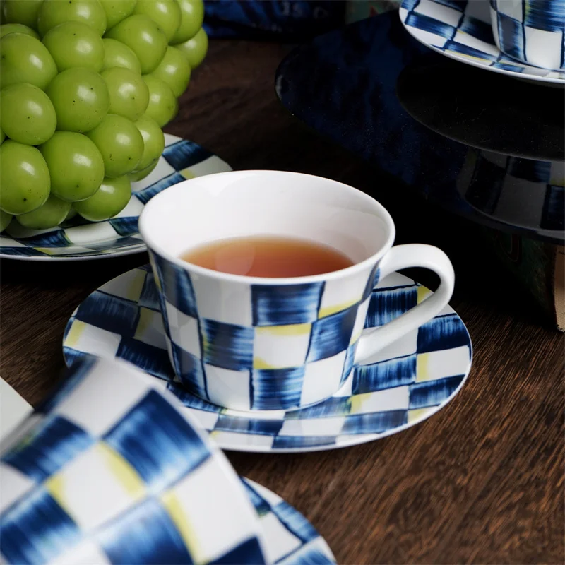 

Керамическая чашка для чая, кофе и блюдца из костяного фарфора, сине-белая клетчатая винтажная бытовая чашка для послеобеденного чая в скандинавском стиле