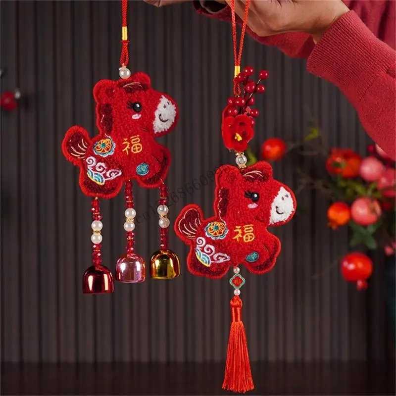 11UA 부드러운 봉제 말 년 Windchime 장식 인형 장난감 금속 벨 가족 홈 홀리데이 장식을위한 행운의 상징