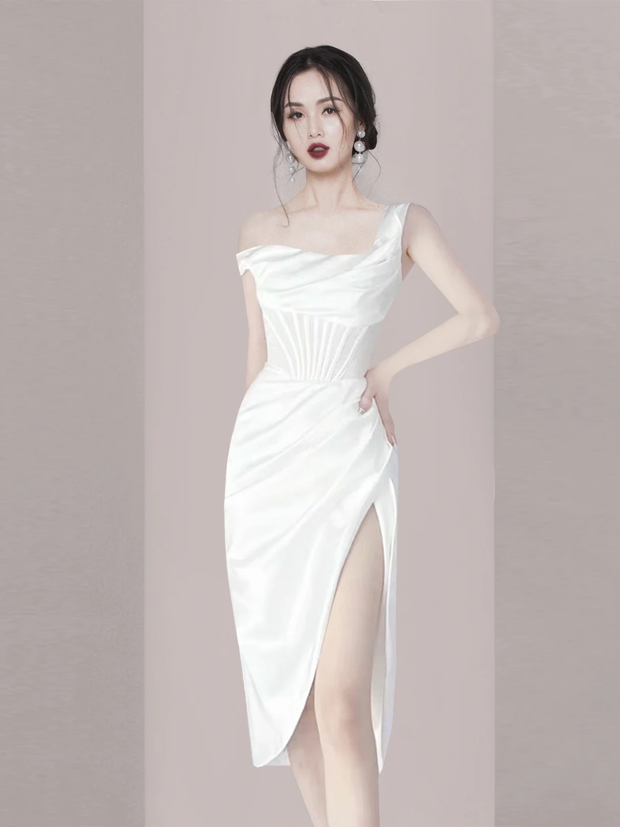 

Весна 2026: Роскошное белое платье на одно плечо с завышенной талией для свадьбы, помолвки, ужина, вечеринки. Модное женское платье.