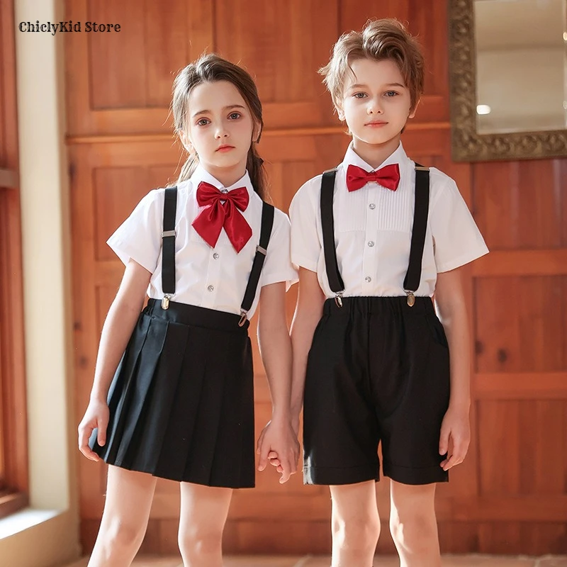 

Летние комплекты одежды для девочек: блузки и юбки в британском стиле, рубашки и шорты на подтяжках для мальчиков, школьная форма для детей и дошкольников.