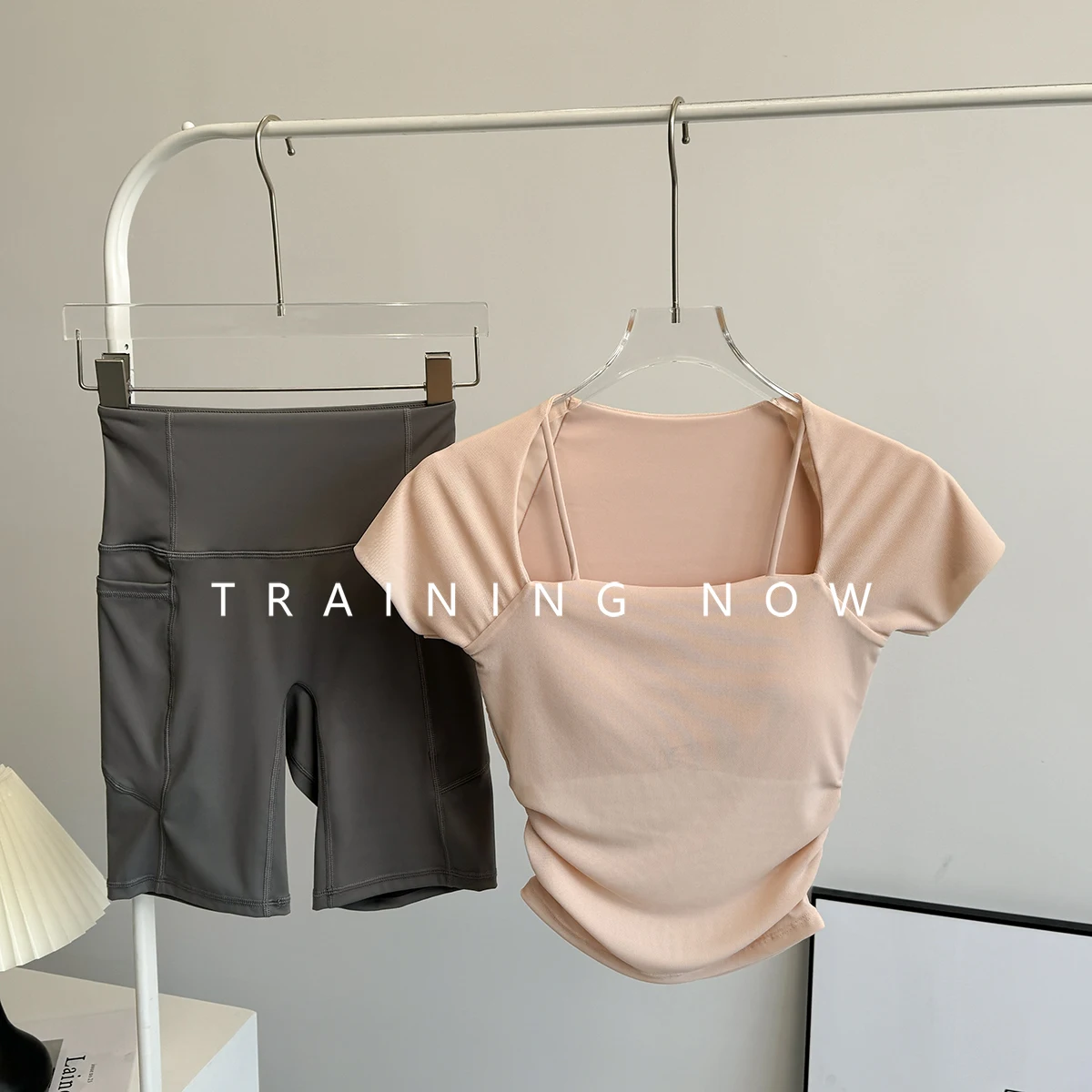 

Running sports suit for women in summer with chest pad mesh slimming yoga short-sleeved outdoor fitness cycling five-point pants