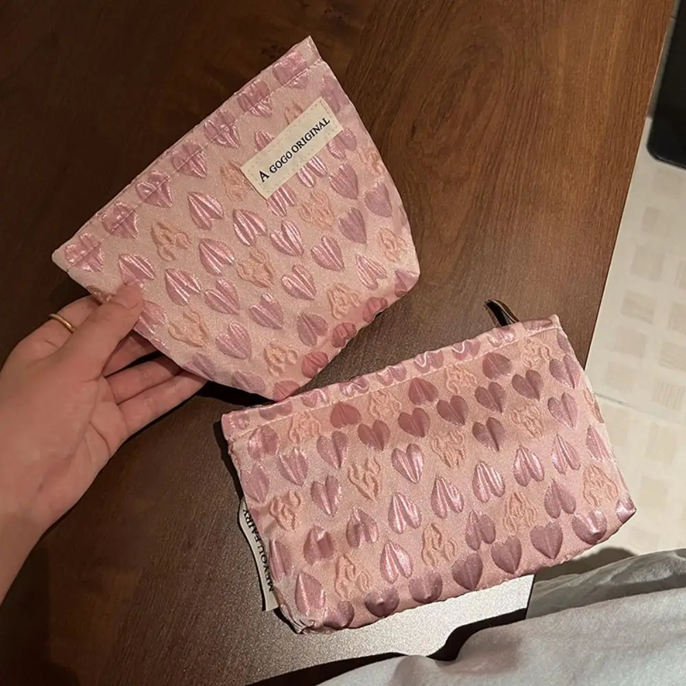 

Elegant Ins Styling Fashion Cosmetic Bag Zipper Love Print Makeup Bag Portable Dacron Handbags Women