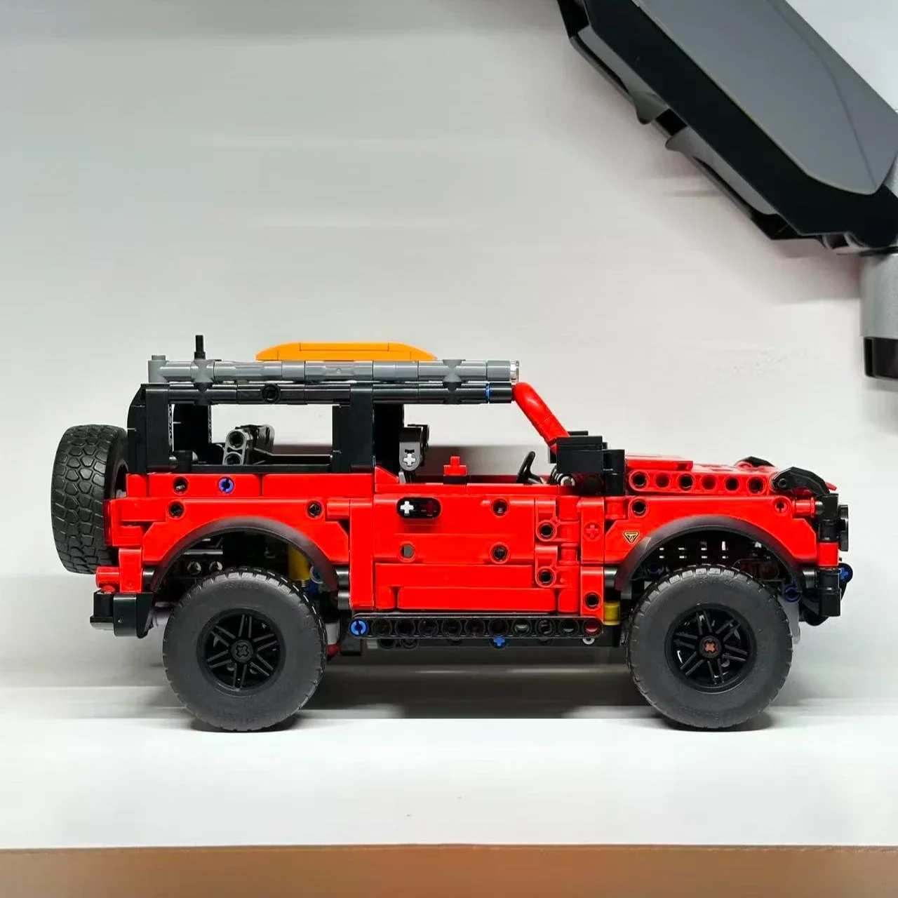 NUOVO 943 pezzi set di costruzione ingranaggi meccanici compatibile 42213 SUV rosso fuoristrada modello di auto giocattolo per bambini compleanno regali di Natale