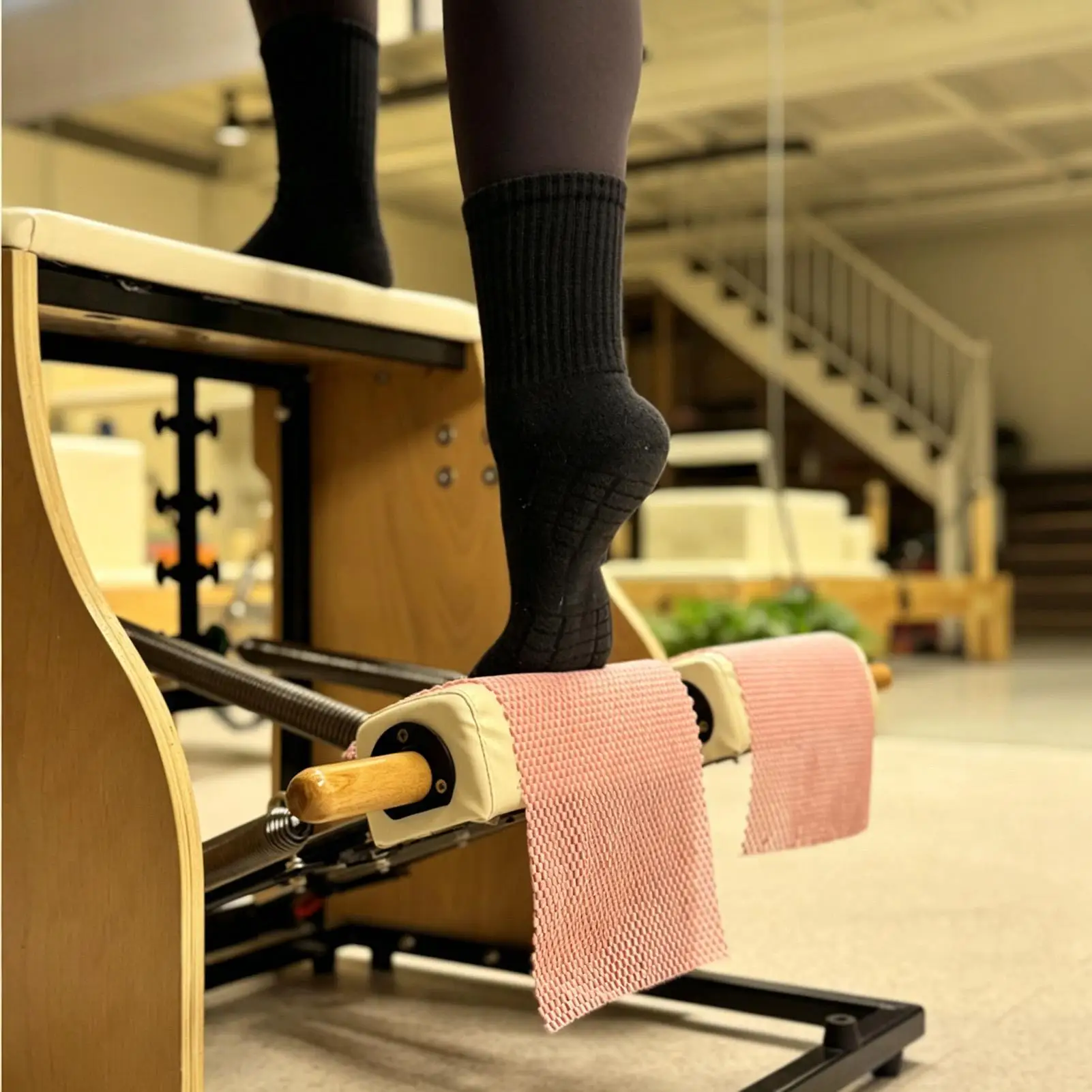 Pilates Grip Pads For Reformer Foldable Portable 2 Pieces Textured Hand Grip Floor Fitness Pads For Yoga Pole Dancing Pull Up