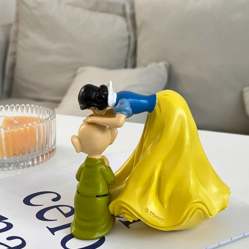 Kreskówka Królewna Śnieżka Pocałunki Krasnale Figurka Anime Model na Biurko Ozdoby Dekoracja Domu Prezent Urodzinowy dla Dzieci Zabawka