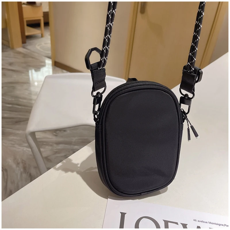 Bolso cruzado de un hombro para jóvenes, bolsa de pecho informal con hebilla funcional de tela de nailon negro, moda