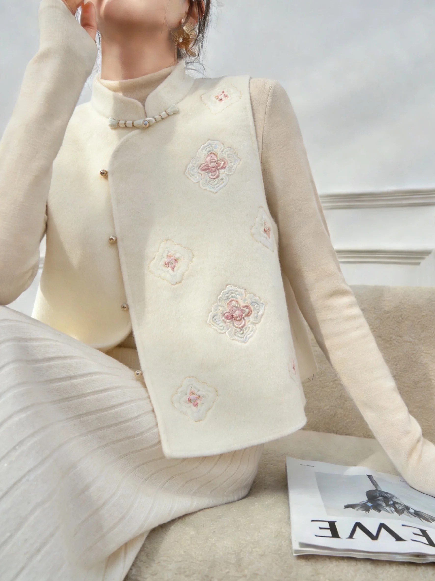 

New Chinese Sle White Woolen Embroidered Vest Women's Faionable Layering Spring 2026 Anti-Aging Trendy Commute Sle