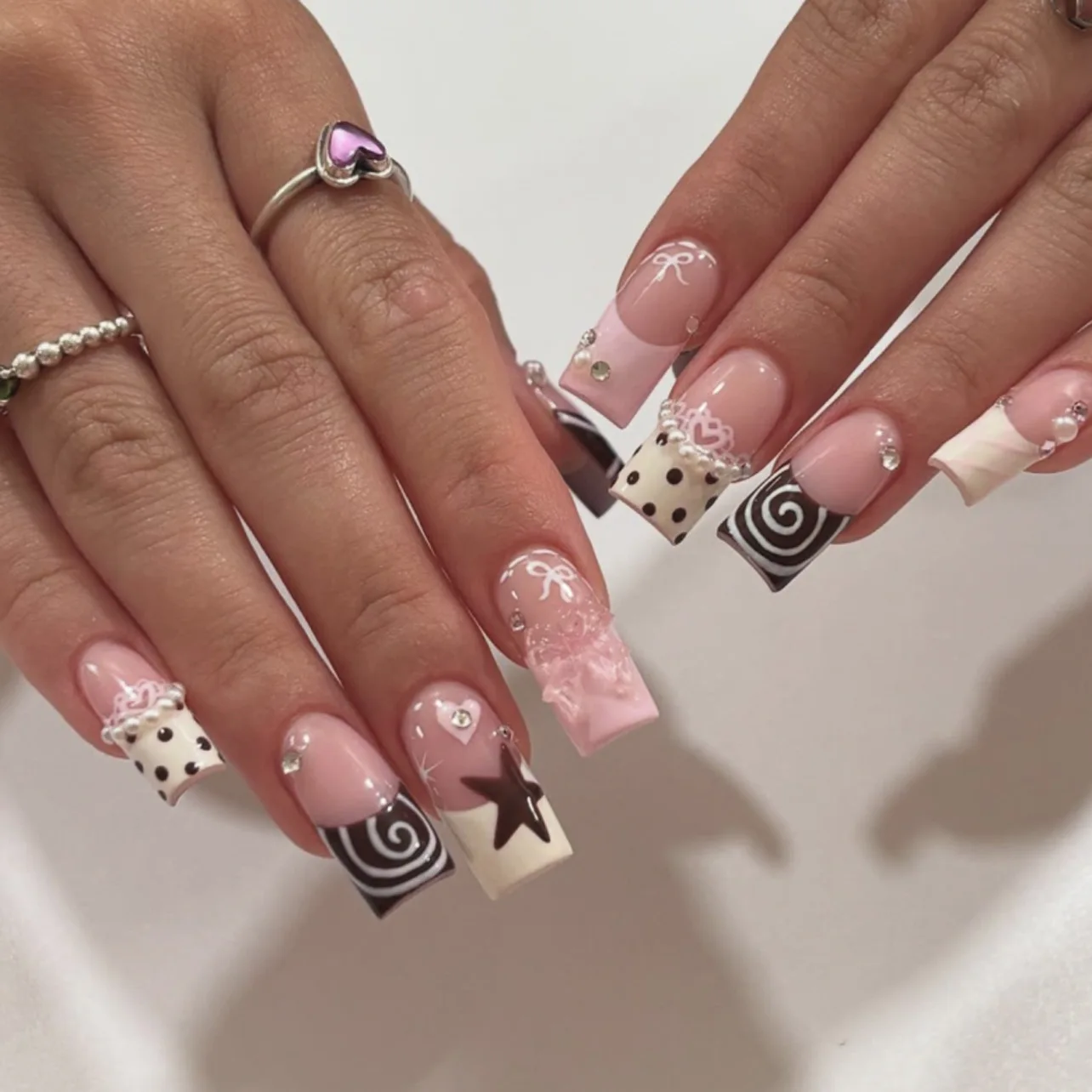 24 Stück mittellange quadratische künstliche Nägel, süße coole Sterne, Spiralstreifen, französischer Stil, künstliche Nägel, klare Schleifen, Perlen-Nagel zum Aufdrücken