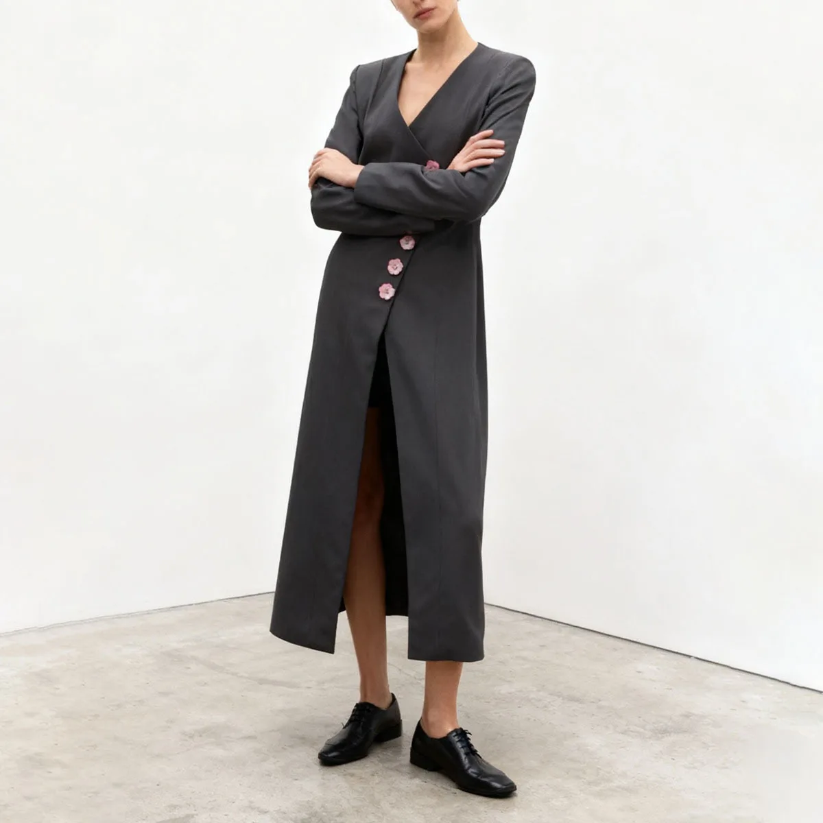 

KWTX 2025 однотонное свободное длинное пальто с цветочными пуговицами для женщин, элегантное пальто с v-образным вырезом и длинными рукавами, женская модная одежда, новинка