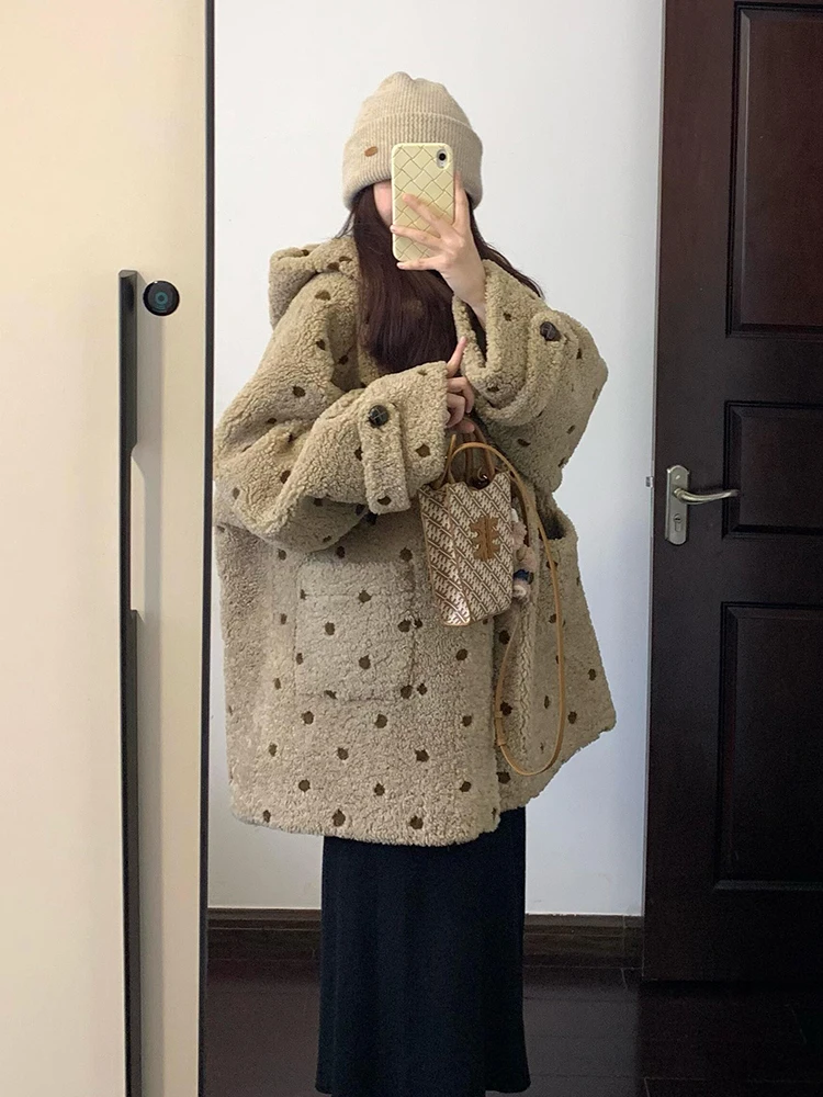 

Утепленное женское пальто в клетку и горошек в стиле ретро, свободного кроя, с капюшоном из овечьего меха, зимнее теплое пальто средней длины