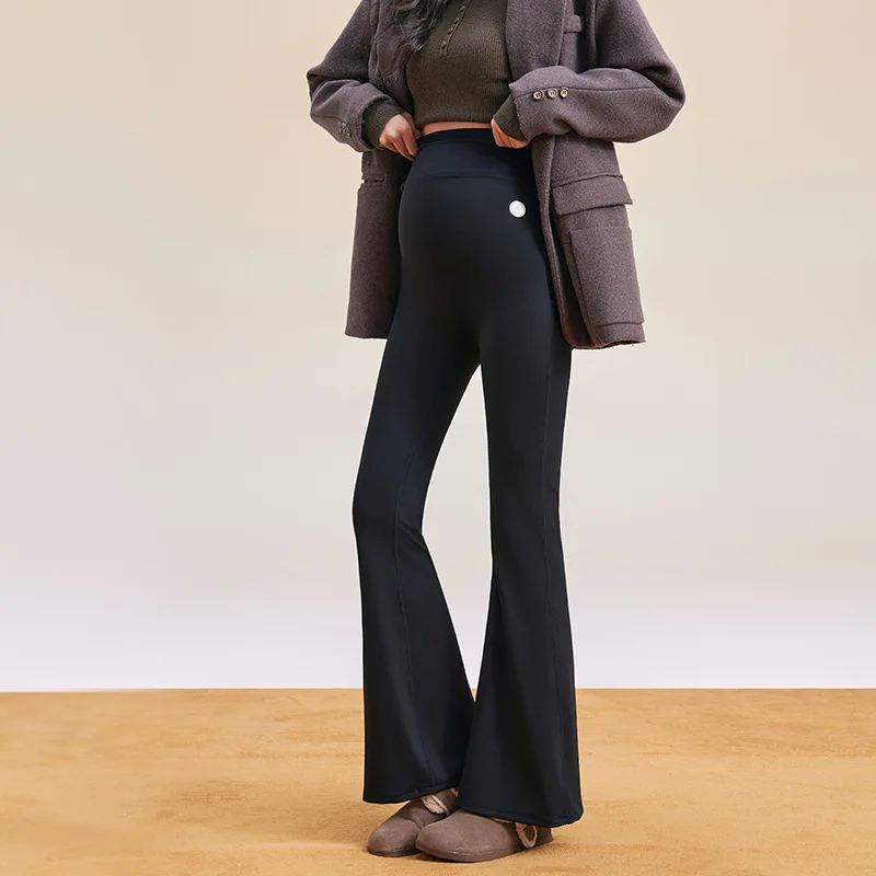 Pregnant women wearing slightly flared pants can look slimmer and lift the buttocks