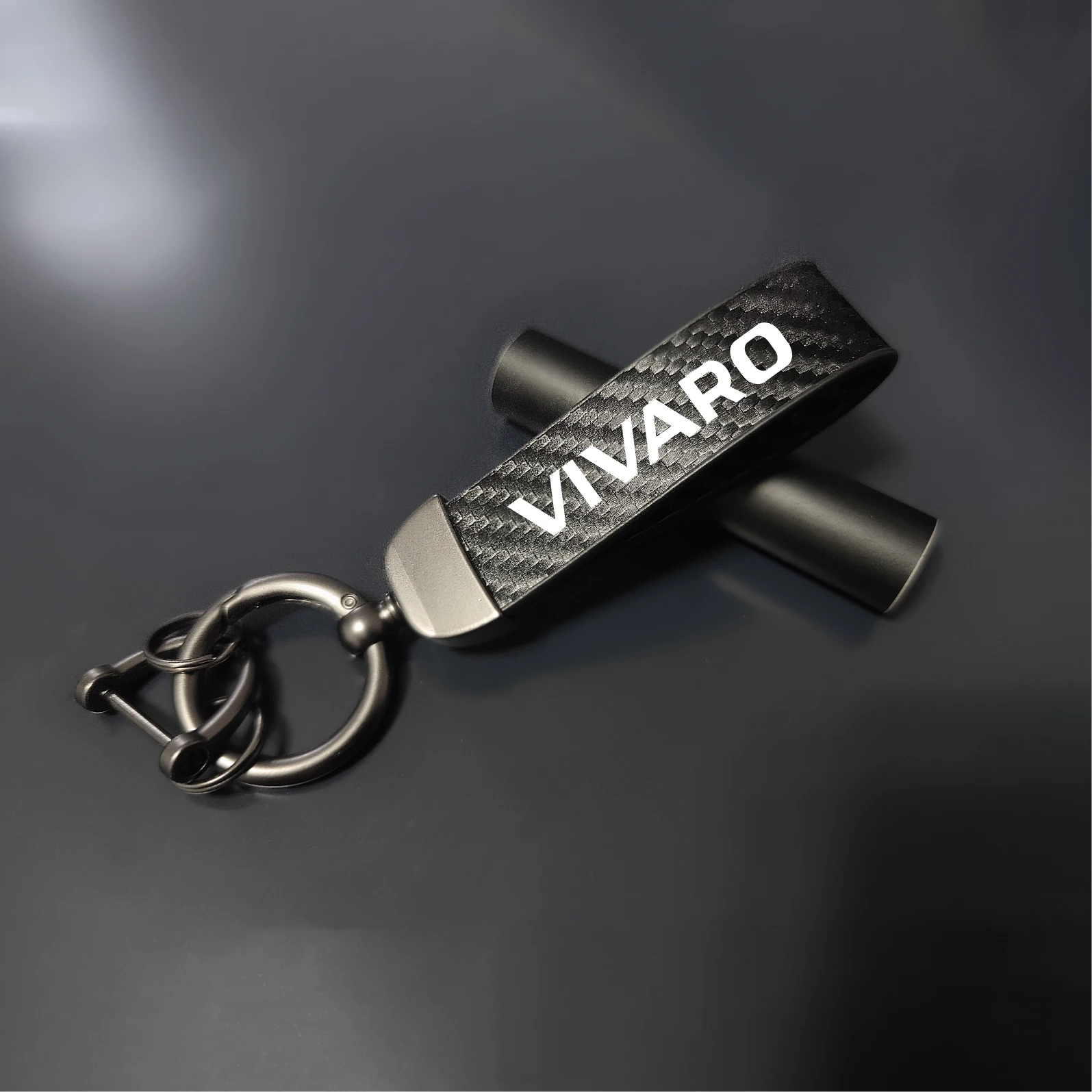 

1pcs Car 360 Degree Rotating Leather Keychain Carbon Fiber Zinc Alloy Keyring For Vivaro Vxr8 Agila Antara Movano Auto Accessory