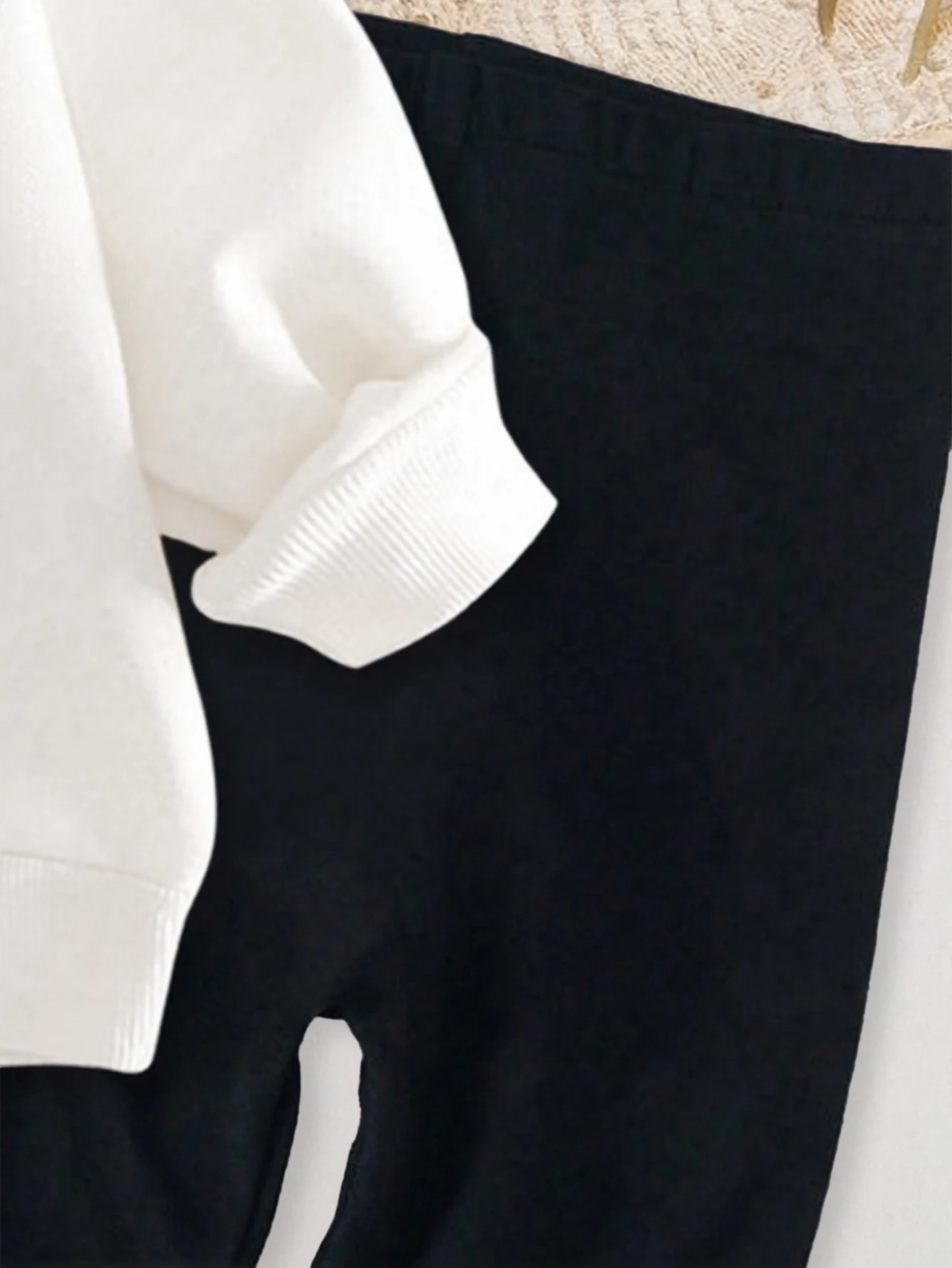 女の赤ちゃん用2点セット、シンプルで多用途な春と秋のスタイル、ベビーヒョウ柄レタープリントラウンドネックリブ袖トップ+伸縮性ウエスト無地パンツ、赤ちゃんのエレガントで若々しい服