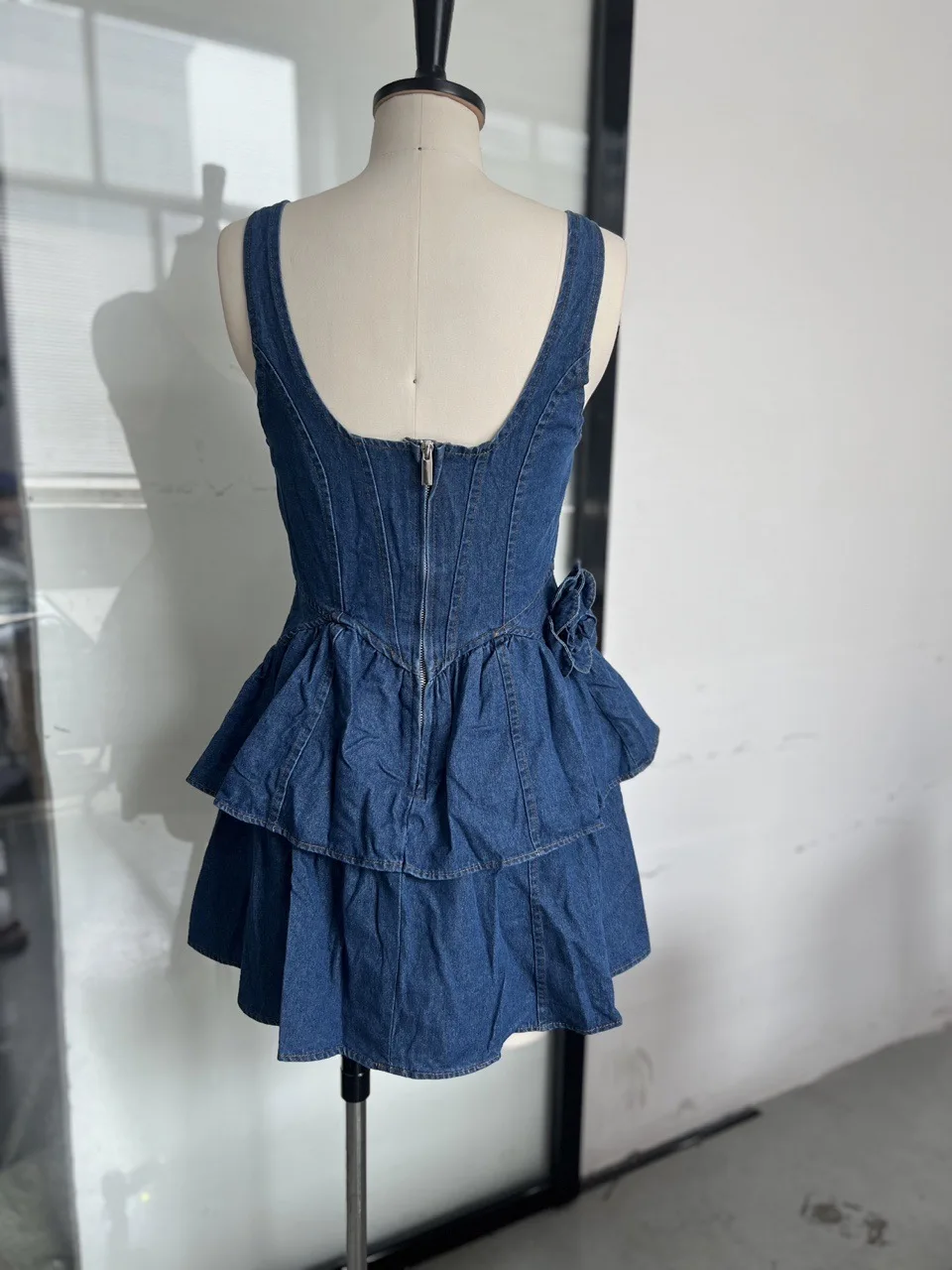 Mini robe gâteau en Denim à volants de fleurs 3D pour femmes, mode Sexy, col en U, sans manches, dos nu, fermeture éclair, arête de poisson, Slim, robes de club