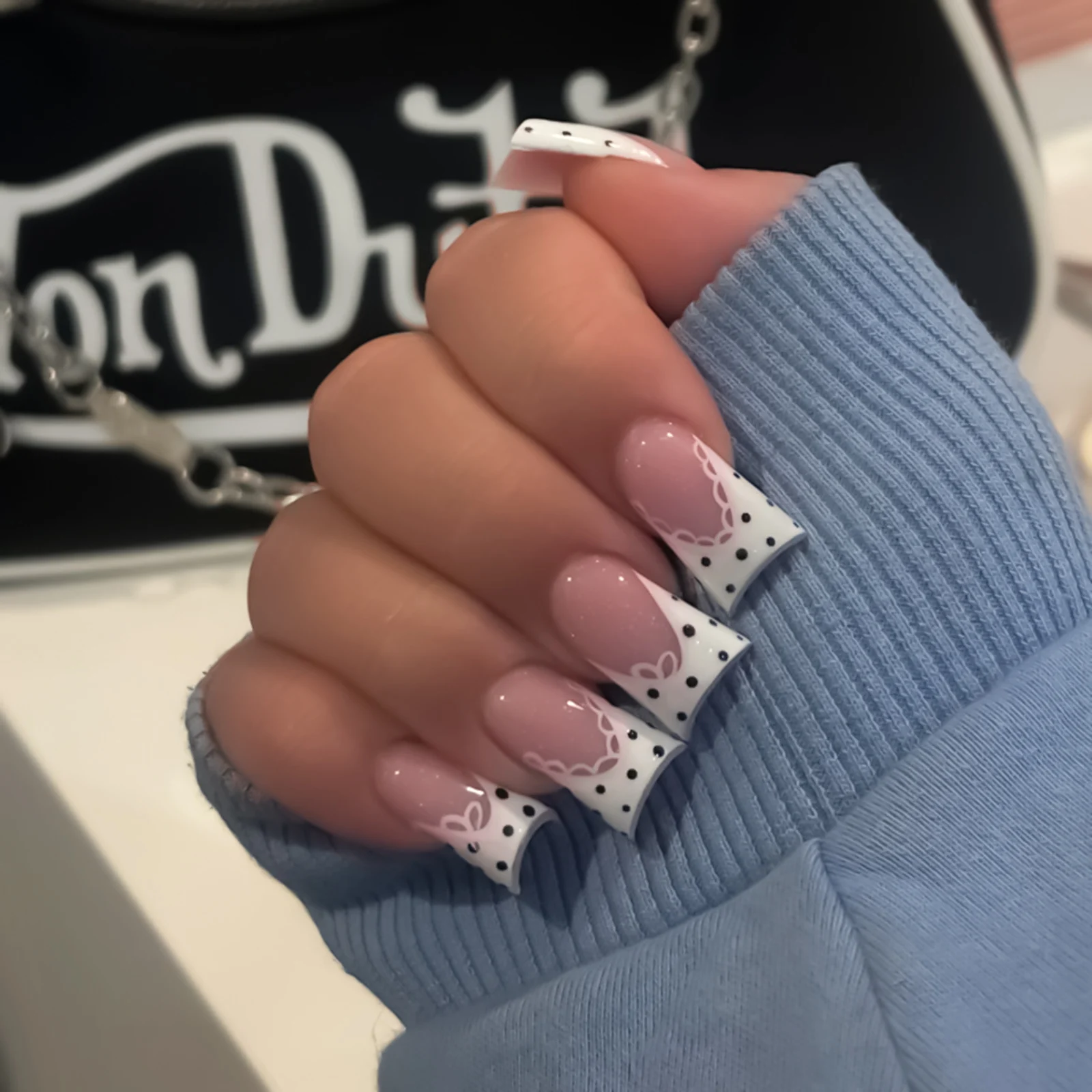 24 faux ongles blancs simples style français, motifs pois noirs et dentelle, ongles à presser forme ballerine, faux ongles en forme de bec de canard