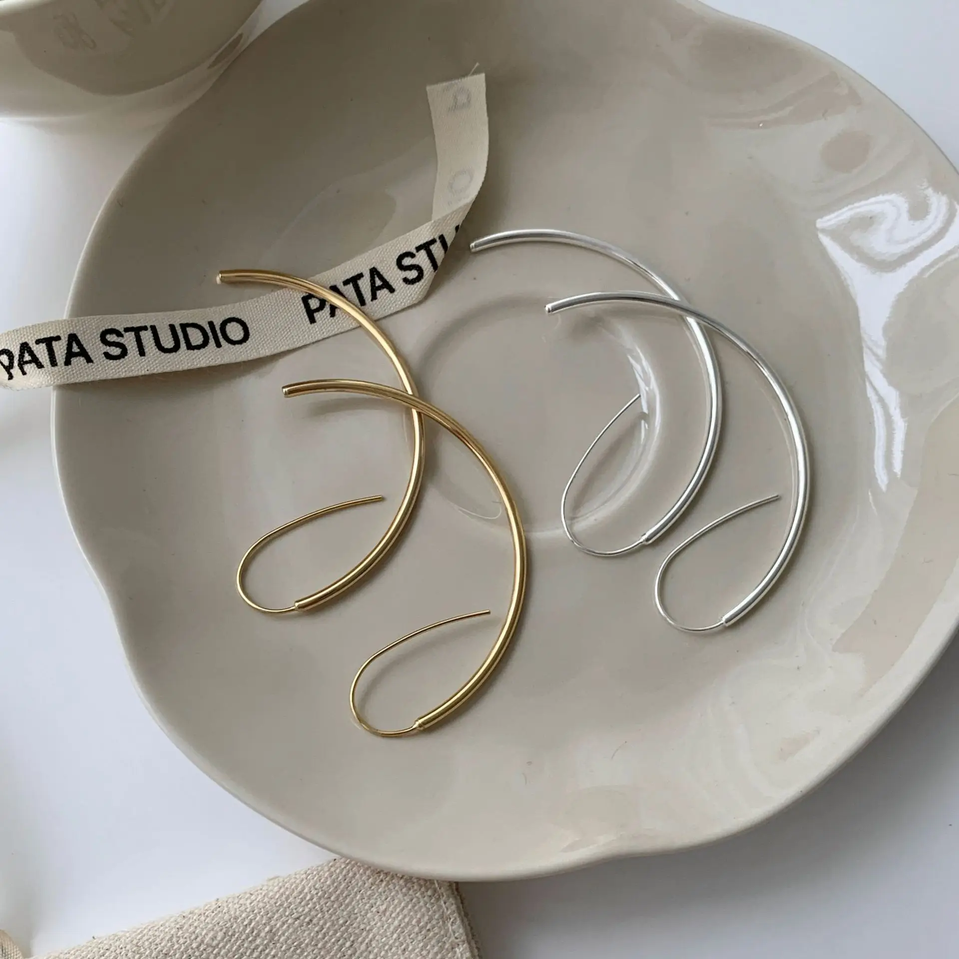 

CHOZON S925 твердое серебро асимметричный C-обруч французская архитектурная оптовая продажа изящные массивные ювелирные изделия для женщин