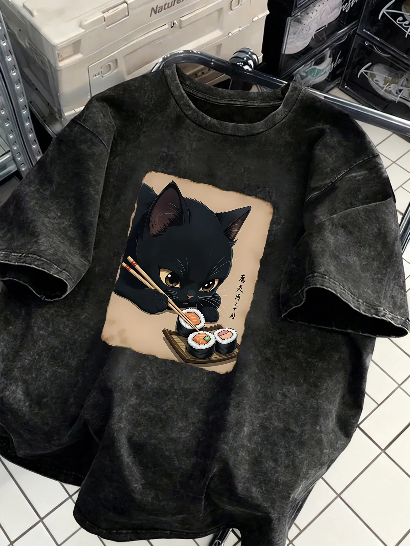 

Женская футболка больших размеров в винтажном стиле с милым принтом в виде кота и суши, мягкий хлопок, свободный крой, летний повседневный топ