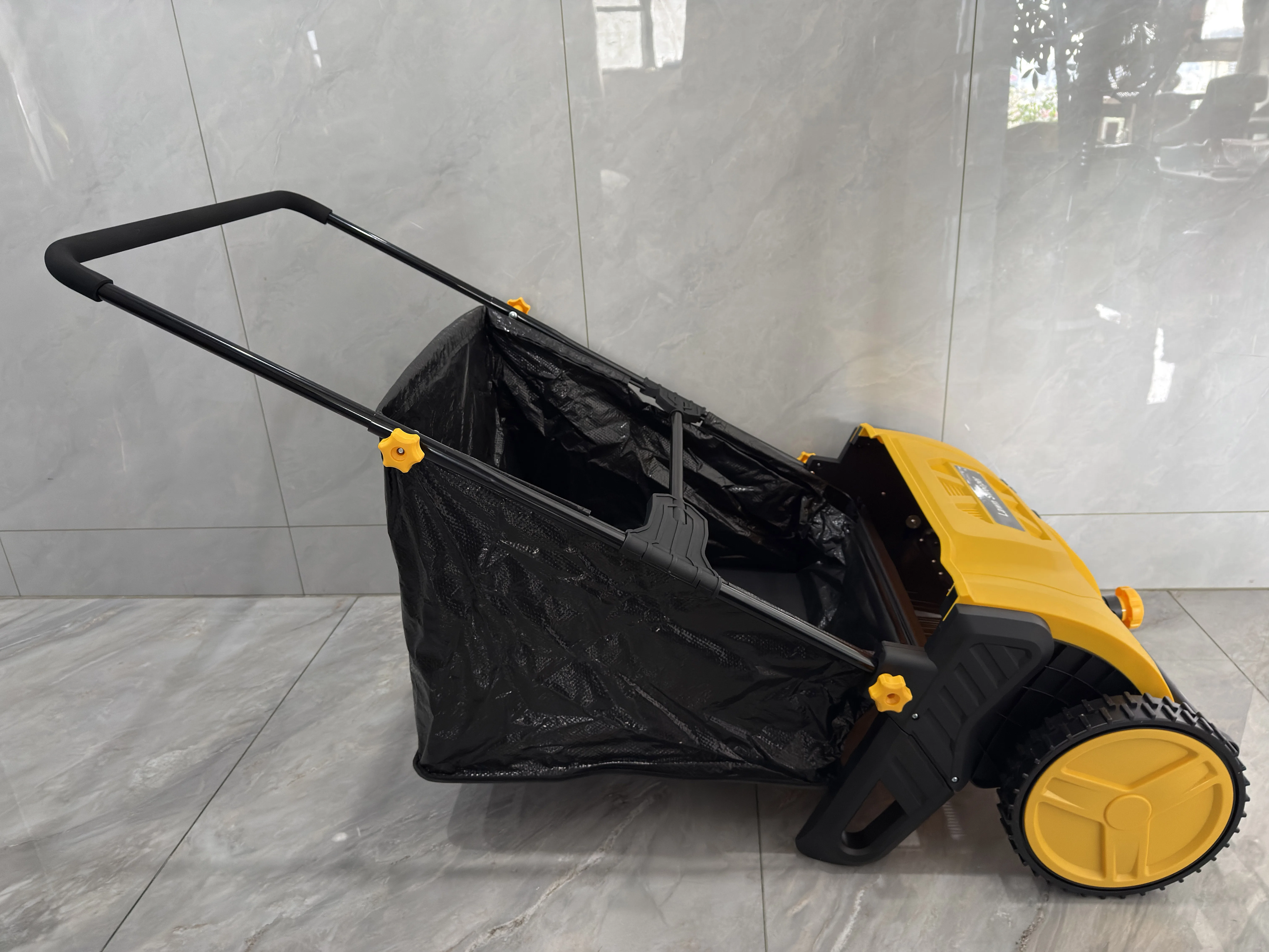 Push Lawn Sweeper Leaf Grass Collector Large-Capacity Mesh Hopper Spinning Brushes for Yard Garden Cleaning