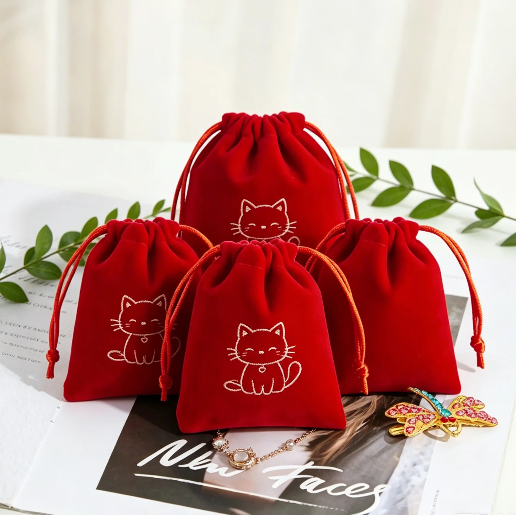 

100Pcs Personalized Lovely Velvet Bag Jewelry Drawstring Pouch Cosmetic Headset Organizer Wedding Christmas Favors Gift Package