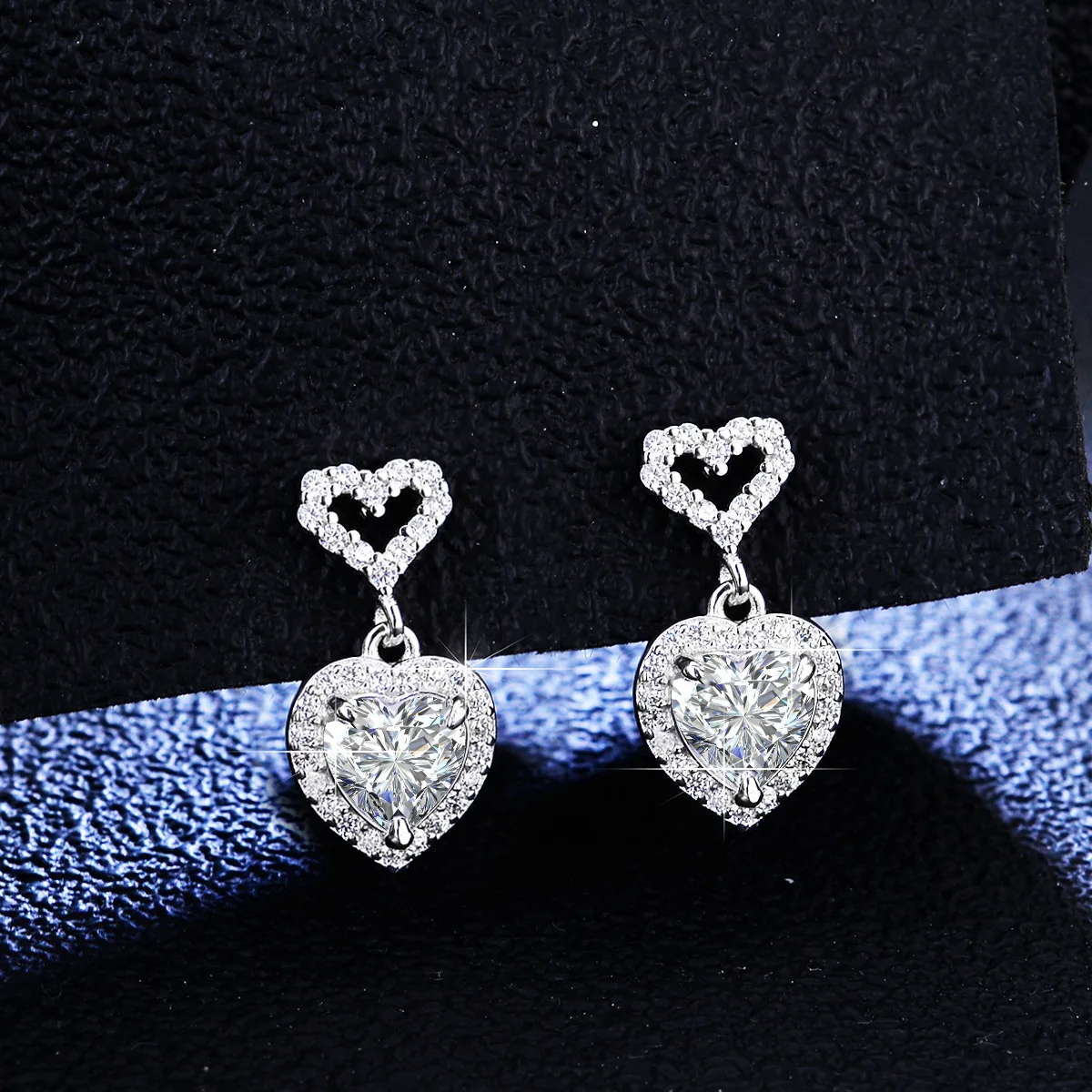 18K gold diamond earrings, women's heart-shaped four claw earrings, temperament 1 carat D color moissanite fringe earrings