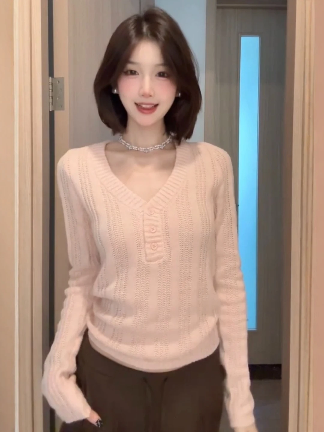 

Розовый вязаный свитер с V-образным вырезом, женский милый мягкий дизайн на пуговицах, облегающий внутренний топ для осеннего сезона