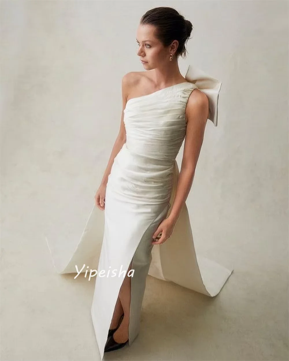 Vestidos de baile retos brancos personalizados, comprimento até o chão, um ombro, sem mangas, vestidos de noite, moda, laço plissado, ponta da cauda