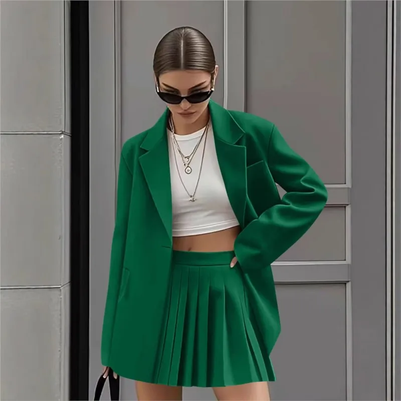 سترة بدلة بأكمام طويلة وياقة على شكل طية صدر السترة + تنورة قصيرة مطوية بلون سادة لبدلة التنقل النسائية غير الرسمية للربيع والخريف