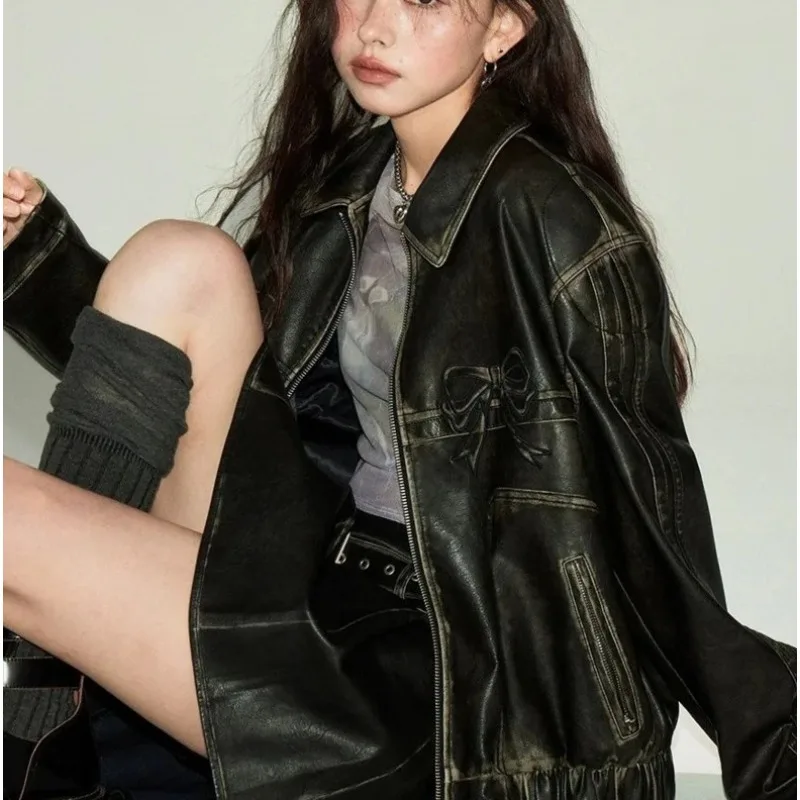 

Изысканная простая индивидуальная весенняя женская кожаная куртка в стиле ретро, персонализированная уличная куртка из искусственной кожи с крутым бантом и локомотивом