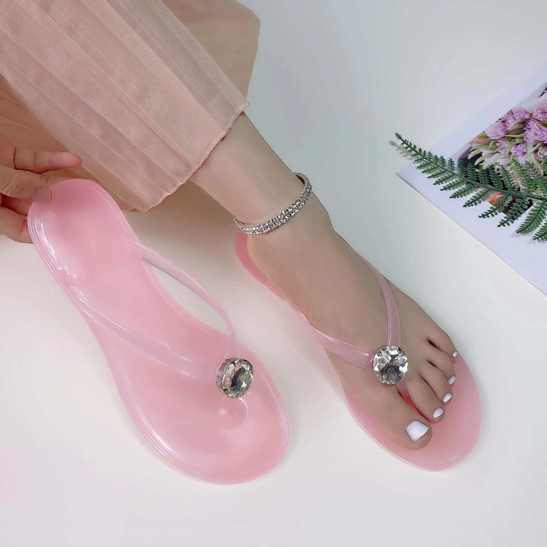 Sandalias de espiga de PVC transparente para el verano 2025, nuevos pies con clip de diamantes de agua, zapatos planos de gelatina, vacaciones en la playa antideslizantes