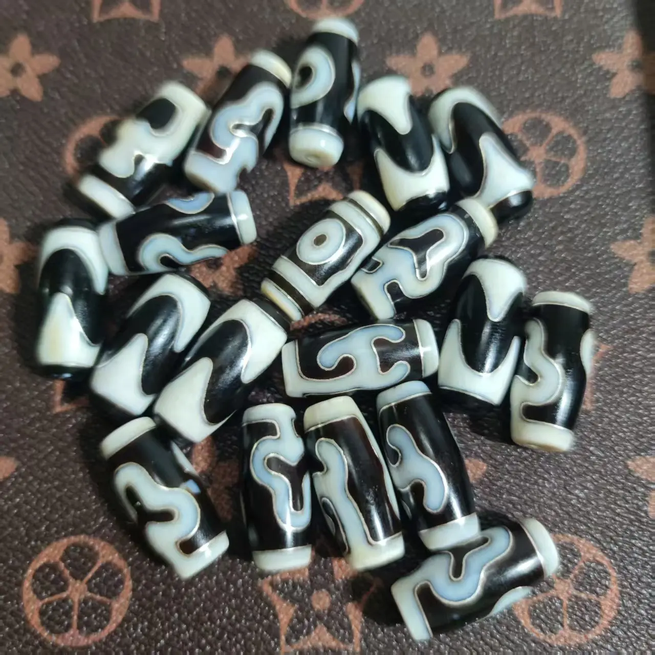 18pcs/lot 28*13mm Enlaid Silver Silk Different Totems Tibetan Dzi Beads Natural Agate Amulet Beads for DIY