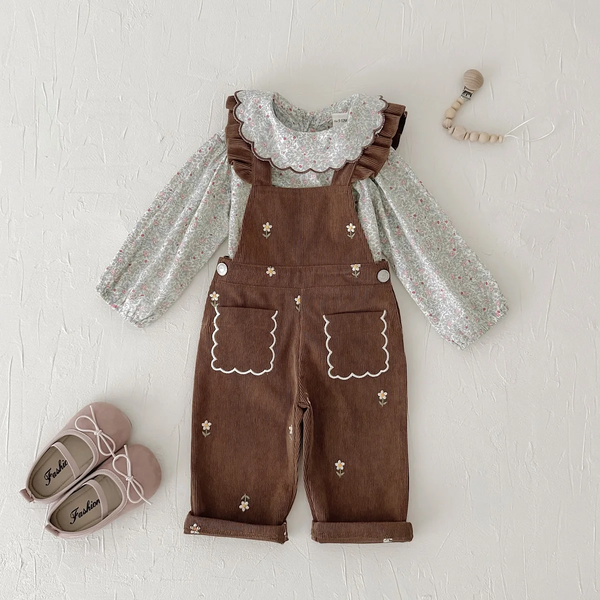 Koreanisches Pastoral-Babykleidungsset, weißes Oberteil mit Spitzenbesatz & brauner Cordoverall mit bestickten Blumenmustern an den Taschen – Detail 6