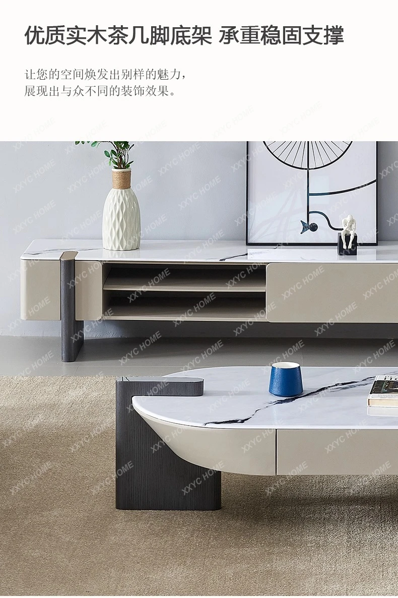 طاولة قهوة ذات بلاطة صخرية وخزانة تلفزيون وغرفة معيشة إيطالية بسيطة وغير منتظمة ذات إحساس عالٍ