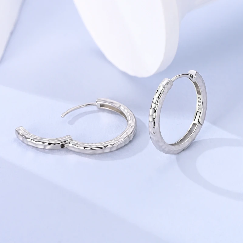925 Sterling Silber Multi  Stilvolle Hoop Huggie Ohrringe für Frauen, Blaue Klare CZ, Vintage-Texturierter Muster, Alltagsschmuck für Partys – Detail 8