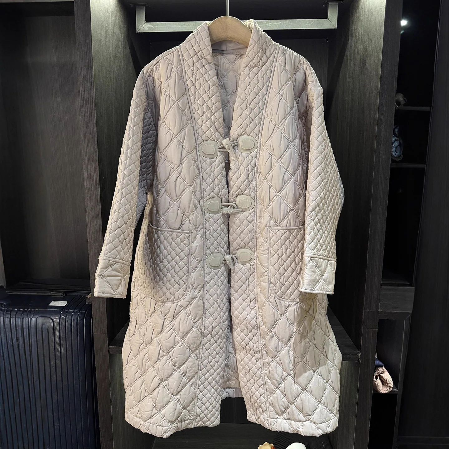เสื้อโค้ทเทรนช์โค้ทผู้หญิง YUDX แบบจีบ แฟชั่นเรียบง่าย สไตล์ลำลอง ความยาวปานกลาง สำหรับฤดูหนาว รุ่นใหม่ ทรงหลวม ไซส์ใหญ่ ทรงเข้ารูป ปี 2025