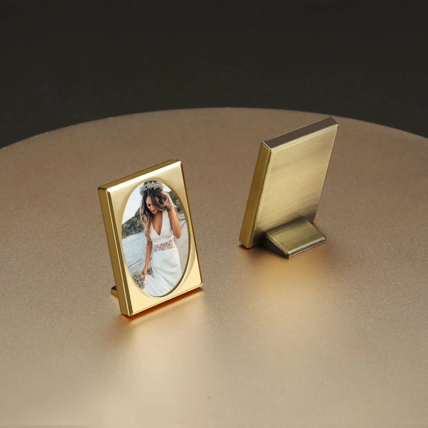 Metal Mini Photo Frame Retro Desktop Small Ornament Couple Souvenir Gift for Student Graduation 1‑Inch Picture
