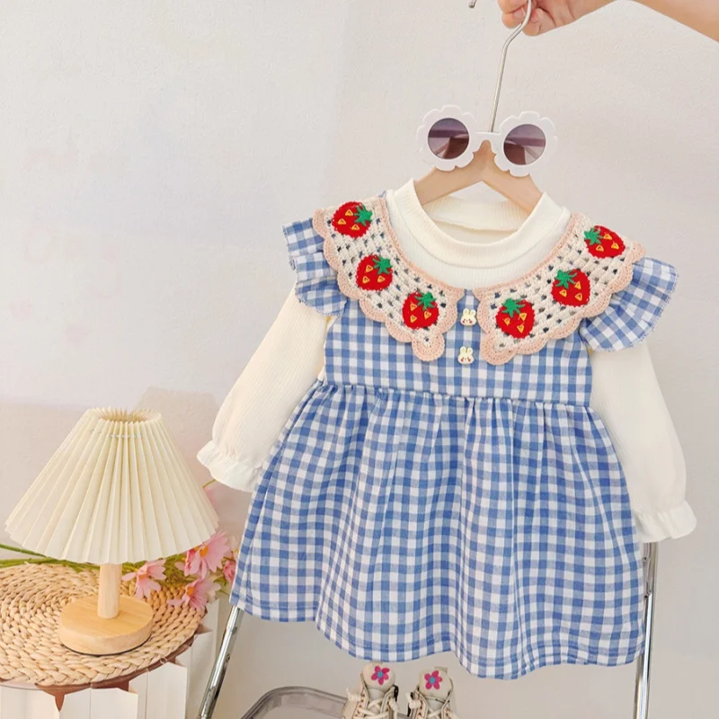 فستان بناتي للخريف والشتاء من القطن المنقوش بالفراولة بأكمام طويلة فساتين بناتي حلوة ولطيفة لعيد الميلاد ملابس أطفال