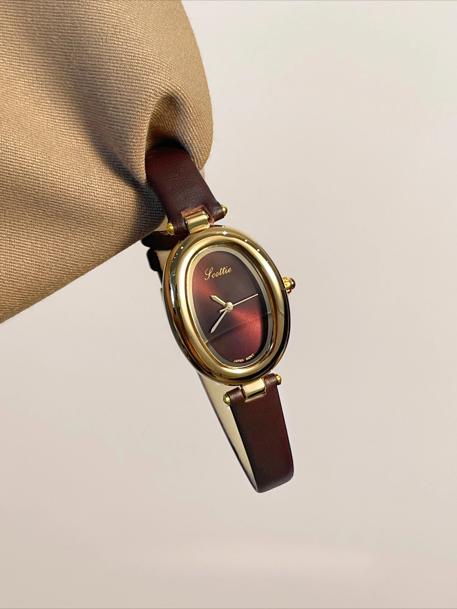 

Women's vintage red leather strap watch, elegant small watch, simple design, 2025 new style, a perfect gift for women.