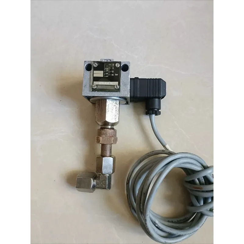 Pressure Switch DWAM16 Noticeably Used Untested for FEMA Industrial Control Repair Part