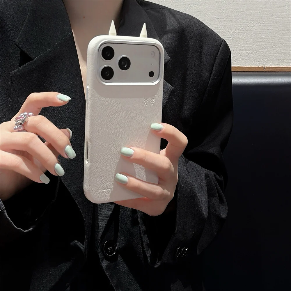 Image of Niedliche 3D-Teufelshörner-Handyhülle mit Ledertextur für iPhone 15 16 17 Pro Max, minimalistische Anti-Sturz-Handyhülle mit kleinem Stabfigur-Design