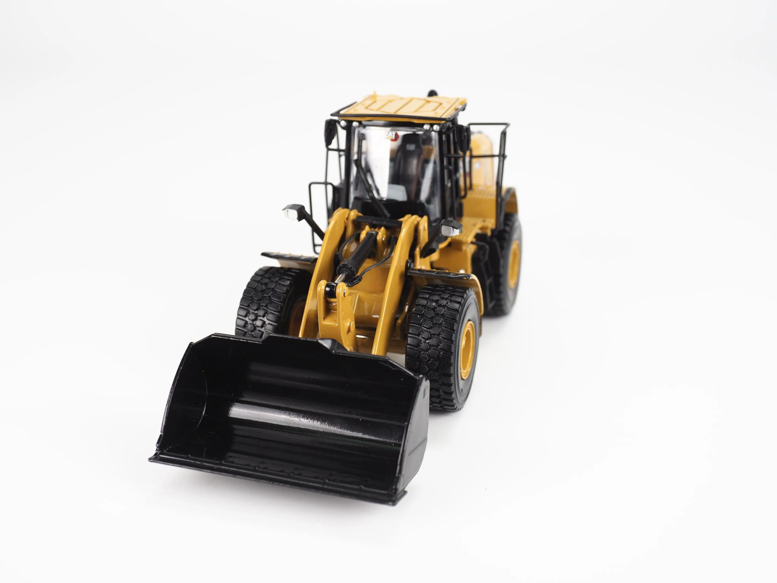 DM 950 Wheel Loader 1:50 Scale Metal Model By DieCast Masters Gift 85770 New in Box