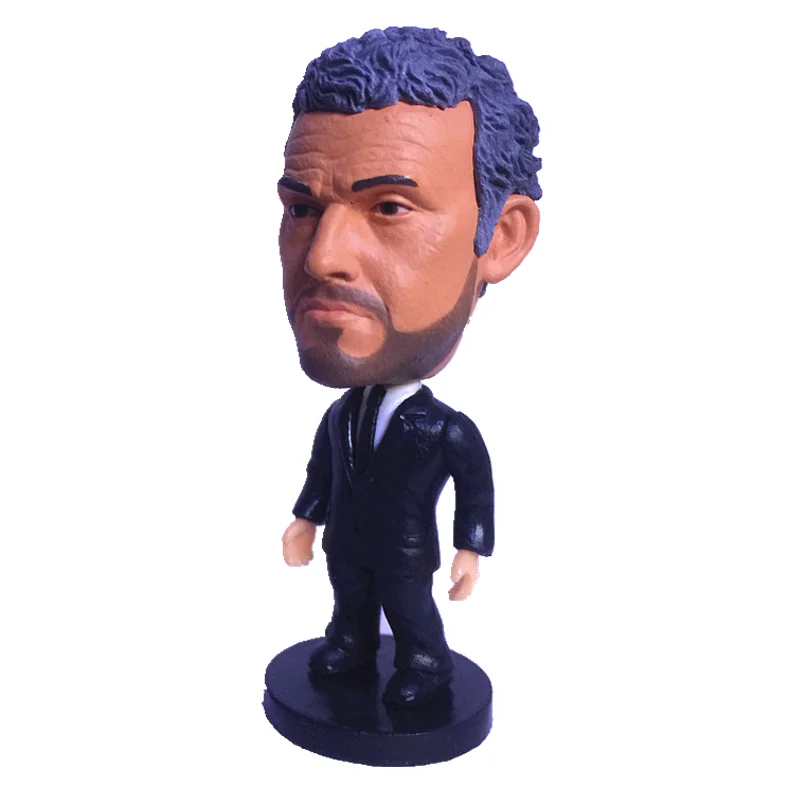 La colección exclusiva de Soccerwe presenta estrellas de fútbol en trajes formales y figuras de acción en miniatura en exhibición en esmoquin.